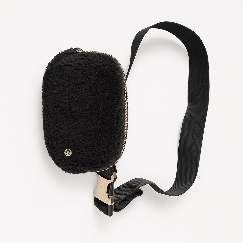 Lululemon Everywhere fleece belt bag gold buckle recycled nylon O/S black - Picture 2 of 9
